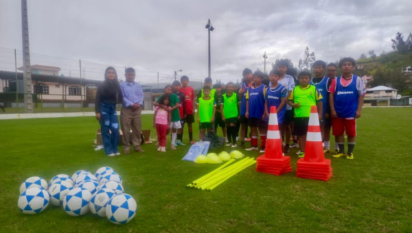 ENTREGA DE IMPLEMENTOS DEPORTIVOS AL TALLER PEMANENTE DE FÚTBOL